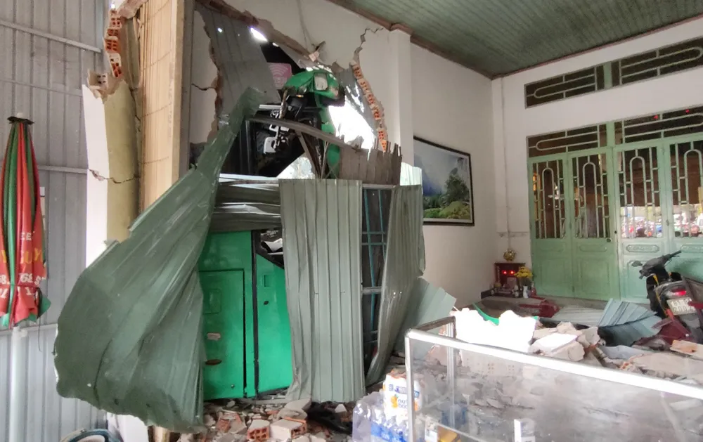 Phần đầu xe húc vào nhà dân