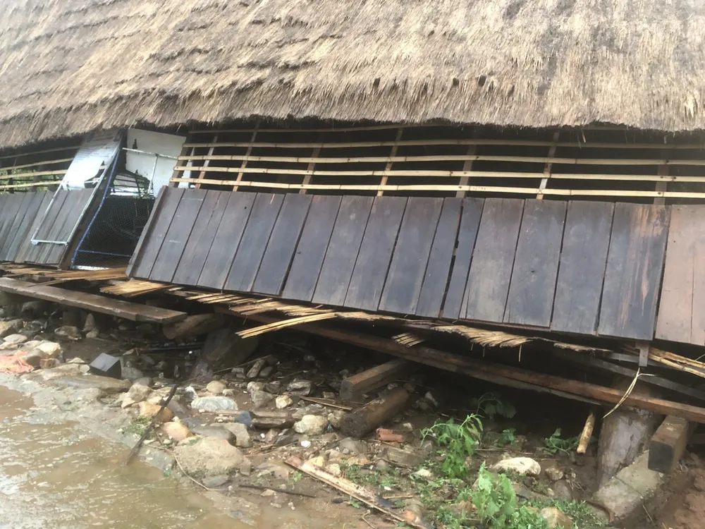 Nhà rông bị ngã đổ