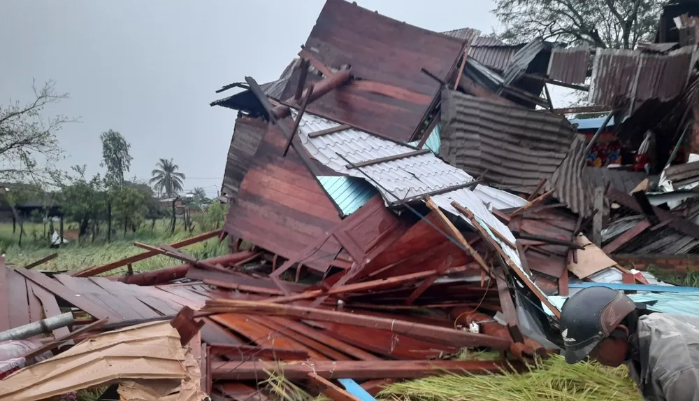 Một căn nhà bị sập
