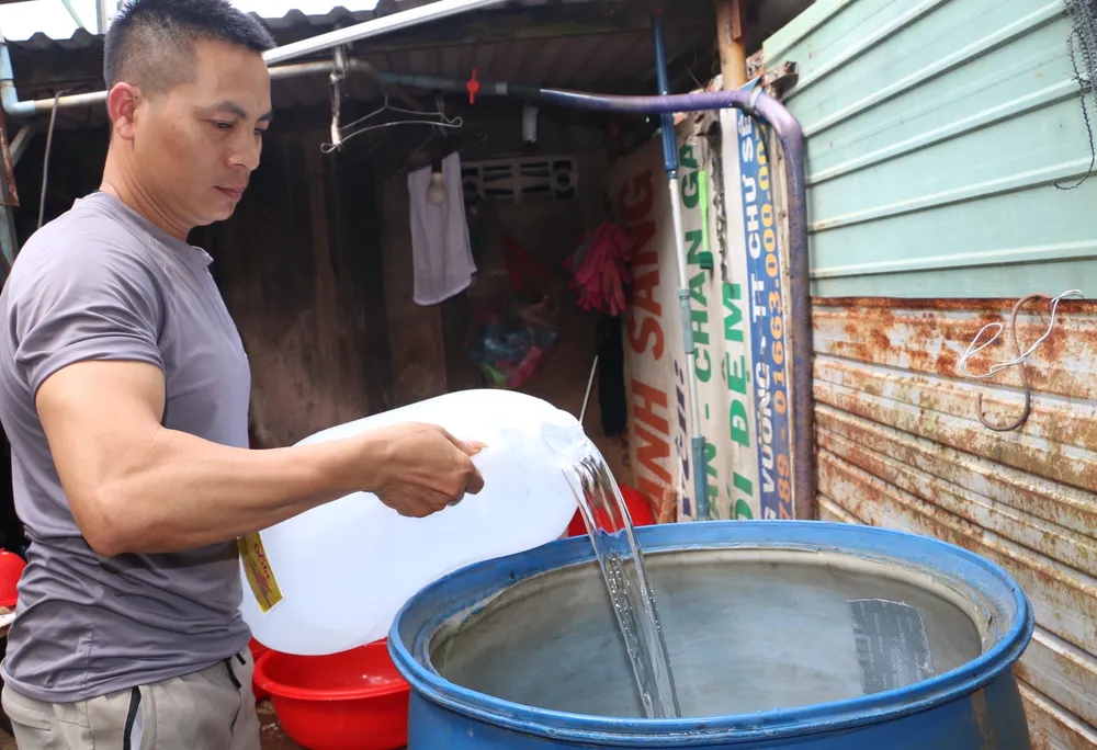 Một hộ dân ở thị trấn Chư Sê phải đi xa nhà để xin nước về dùng. Ảnh: QUANG TẤN Một hộ dân ở thị trấn Chư Sê phải đi xa nhà để xin nước về dùng. Ảnh: QUANG TẤN
