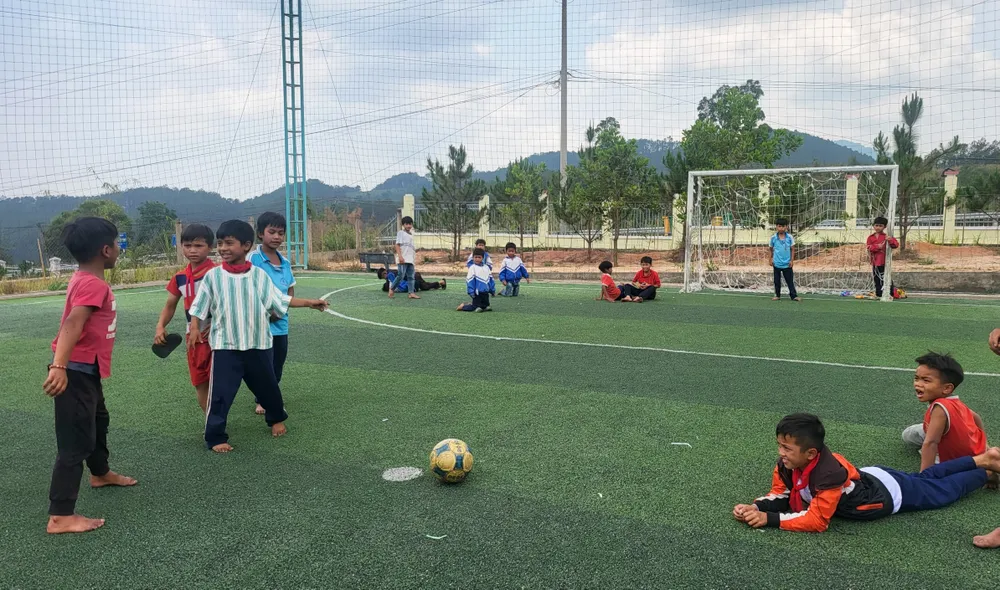 Học sinh ở trường tham gia chơi thể thao