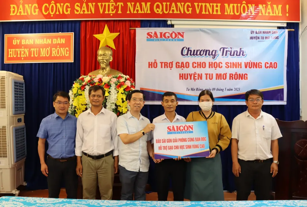 Nhà báo Nguyễn Thành Lợi, Phó Tổng Biên tập Báo SGGP trao biển tượng trưng hỗ trợ