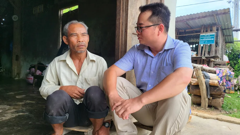 Người dân thôn Đắk Đe bức xúc chia sẻ với phóng viên về việc giao đất nhưng chưa nhận được đền bù