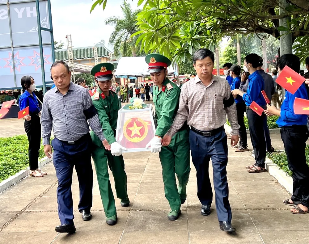 Truy điệu, an táng các hài cốt liệt sĩ. Ảnh: NT