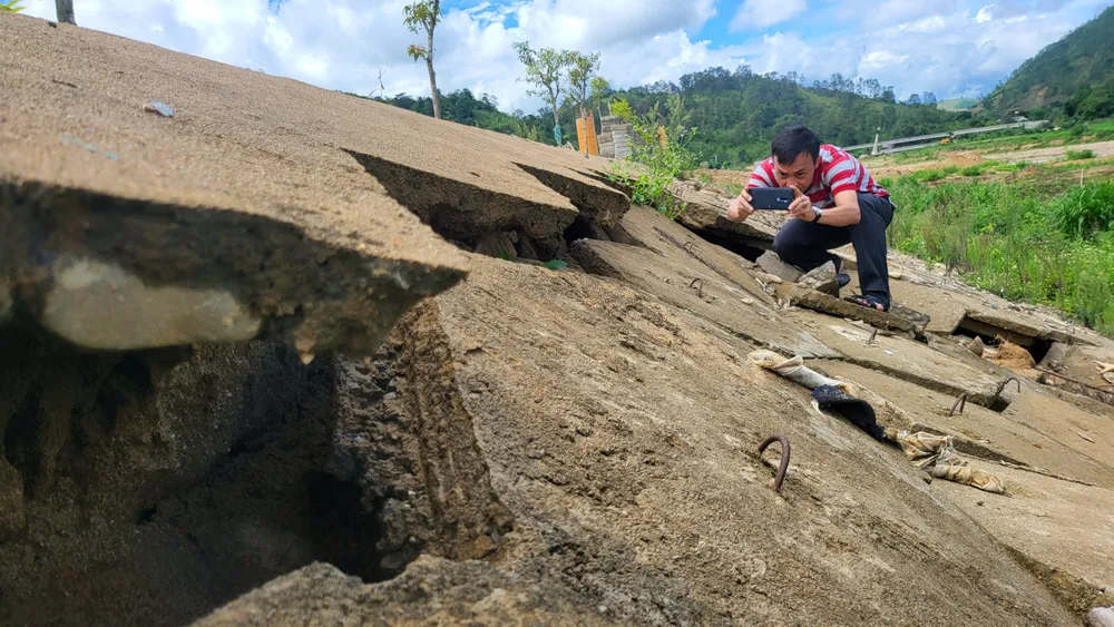 Vị trí mái bị lún, chờ sập Vị trí mái bị lún, chờ sập