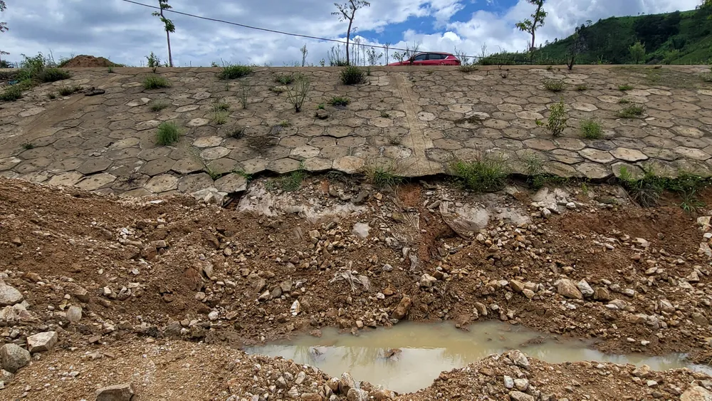 Sụt lún phần chân mái Sụt lún phần chân mái