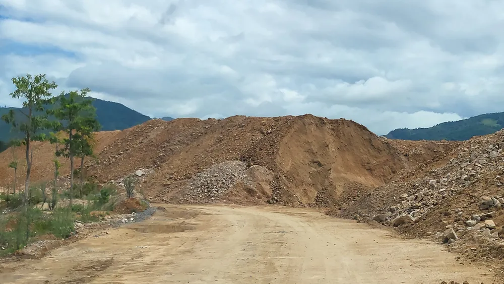 Đất thải đổ ra kè Đất thải đổ ra kè