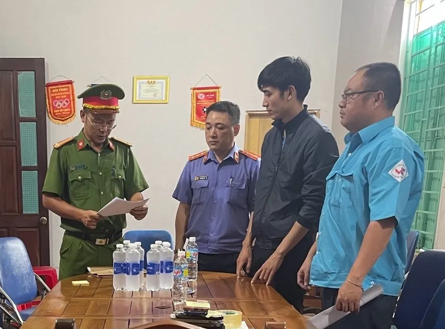 Thi hành quyết định khởi tố bị can Vũ Văn Tiên (áo đen). Ảnh: Công an Gia Lai