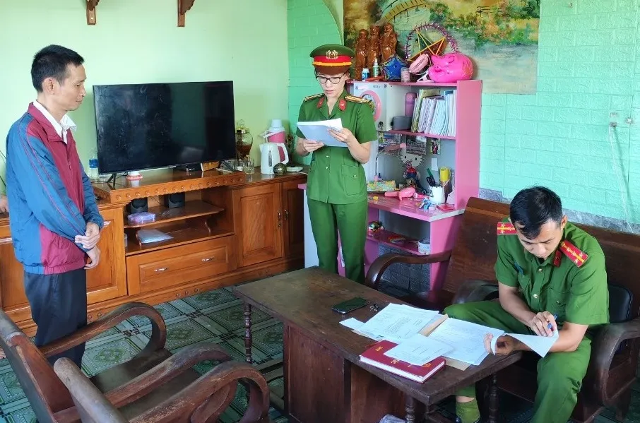 Thi hành lệnh khởi tố bị can Đỗ Văn Xuân (bìa trái). Ảnh: Công an Gia Lai