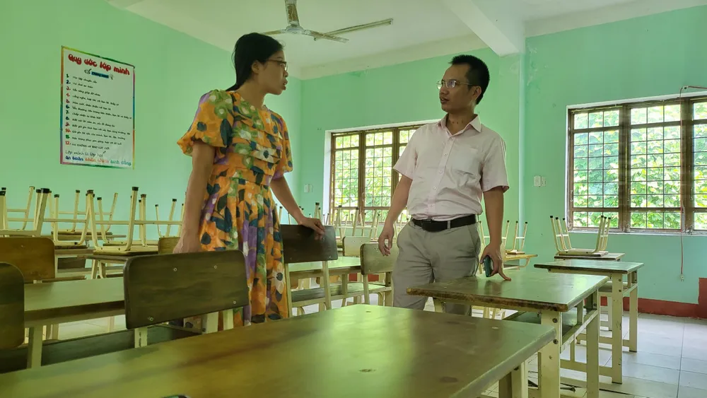 Giáo viên vui mừng vì bàn ghế được sửa chữa nhờ công sức của cán bộ, giáo viên đóng góp