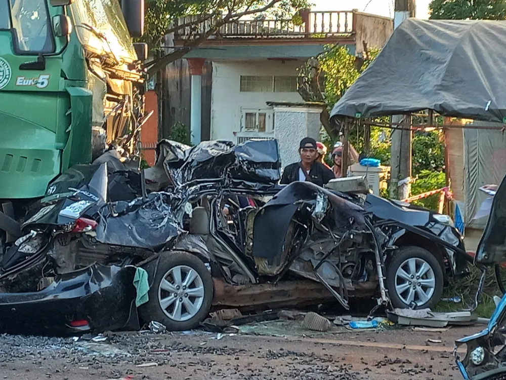 Chiếc xe chở thành viên CLB bóng đá HAGL Chiếc xe chở thành viên CLB bóng đá HAGL