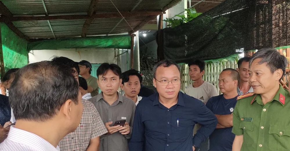 Ông Khuất Việt Hùng đi kiểm tra vụ tai nạn