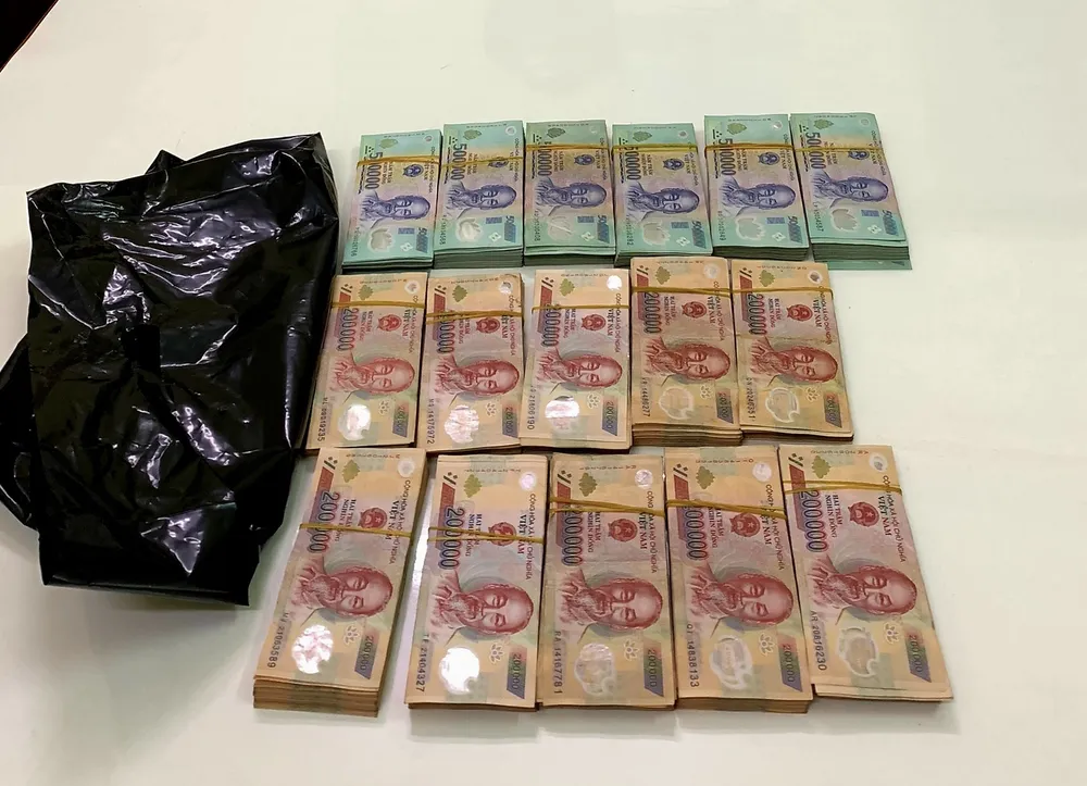 Số tiền ông Sớm nhận hối lộ bị thu giữ, bắt quả tang. Ảnh: ĐC Số tiền ông Sớm nhận hối lộ bị thu giữ, bắt quả tang. Ảnh: ĐC