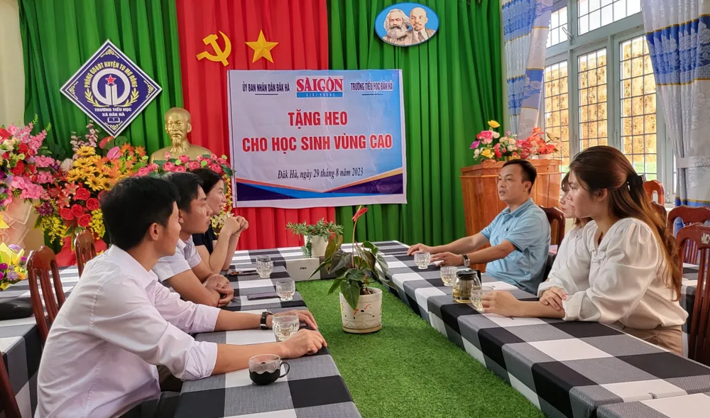 Đại diện các đơn vị trong buổi tiếp nhận heo do Báo SGGP cùng bạn đọc tặng Đại diện các đơn vị trong buổi tiếp nhận heo do Báo SGGP cùng bạn đọc tặng