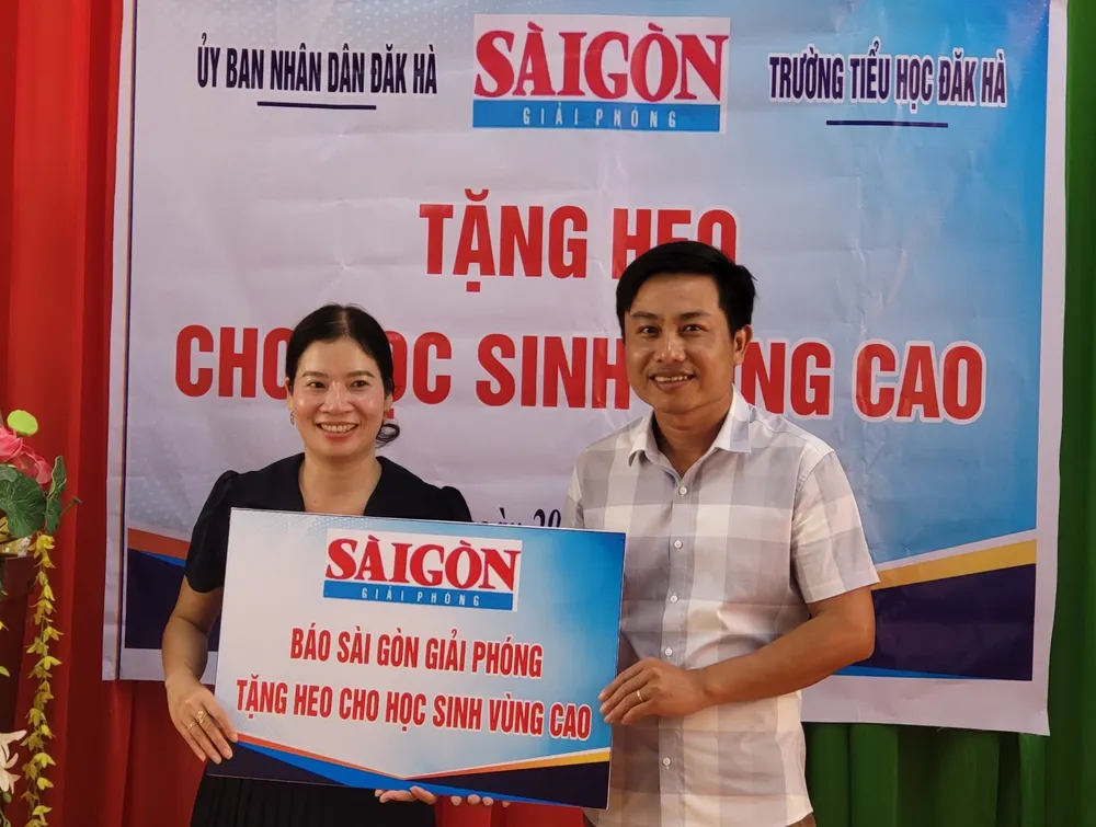 Đại diện UBND xã Đắk Hà và Trường Tiểu học xã Đắk Hà tiếp nhận bản tặng heo tượng trưng Đại diện UBND xã Đắk Hà và Trường Tiểu học xã Đắk Hà tiếp nhận bản tặng heo tượng trưng