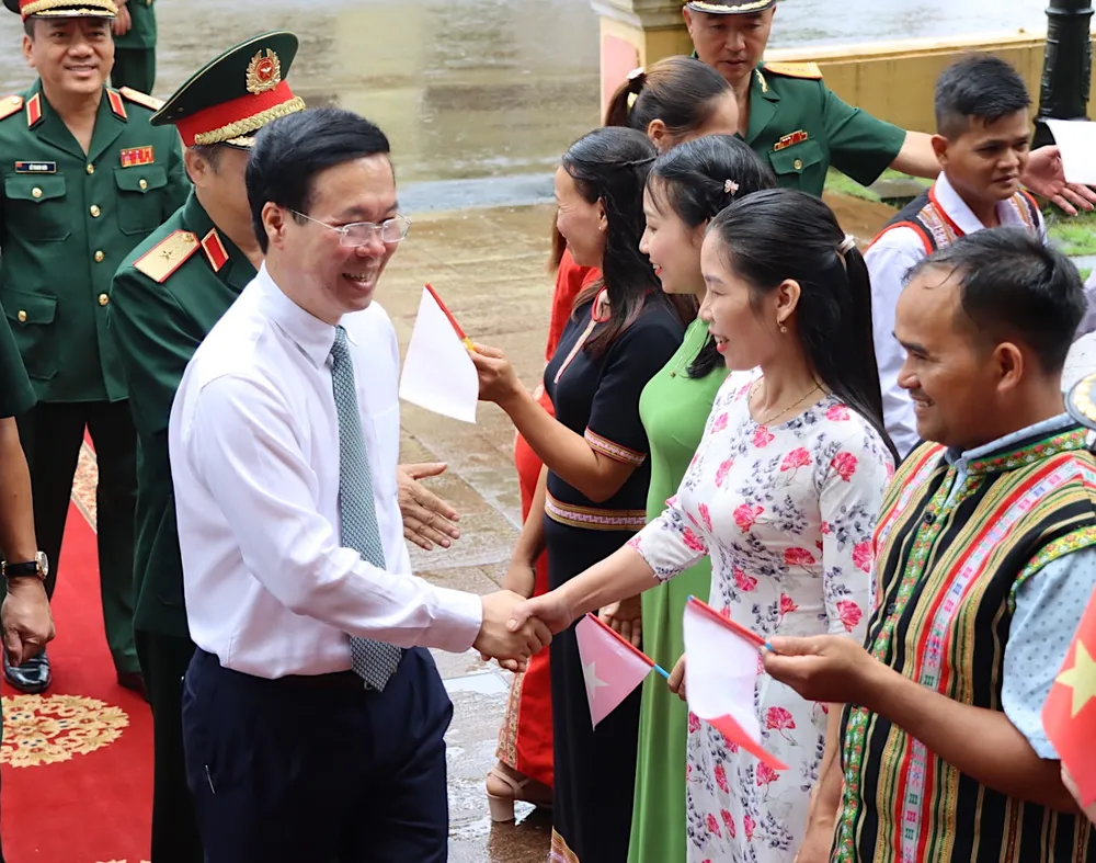 Chủ tịch nước thăm hỏi, động viên người dân. Ảnh: HỮU PHÚC