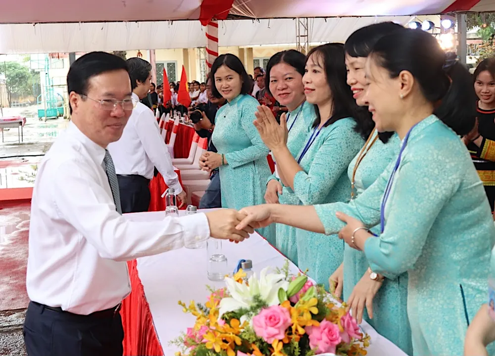 Chủ tịch nước thăm hỏi giáo viên trường