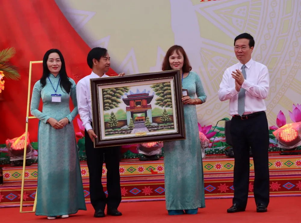 Chủ tịch nước tặng quà cho trường