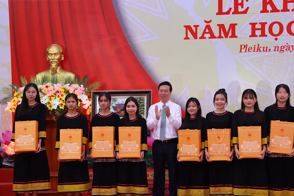 Chủ tịch nước tặng quà cho học sinh