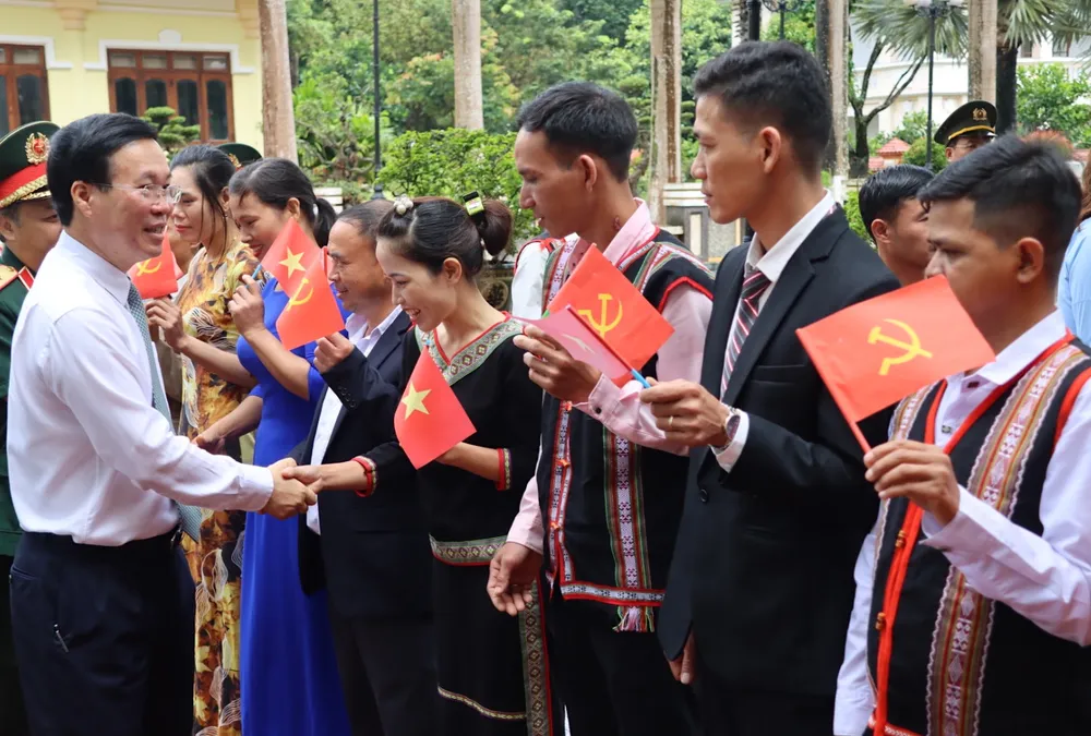 Chủ tịch nước thăm hỏi người lao động, nhân viên tại địa phương. Ảnh: HỮU PHÚC