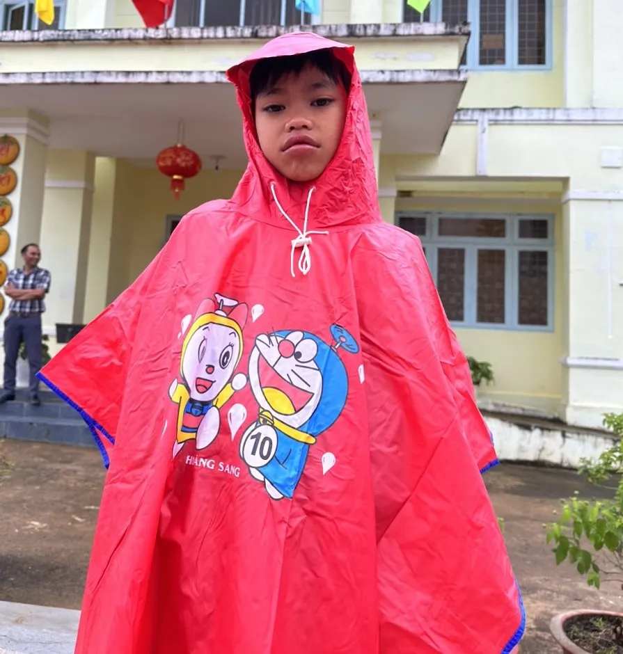 Áo mưa sẽ giúp các em học sinh khỏi bị ướt khi đến trường