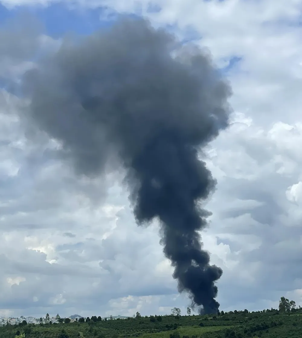 Cột khói bốc lên từ vụ cháy. Ảnh: HT