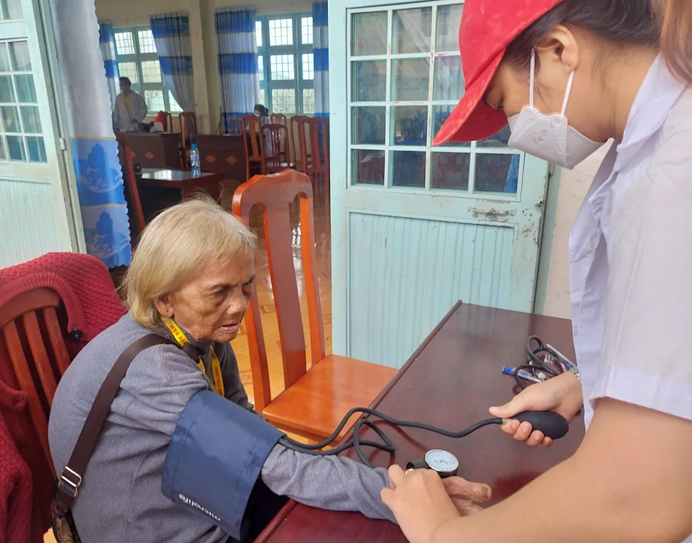 Thăm khám sức khoẻ cho Mẹ Việt Nam anh hùng Y Tría