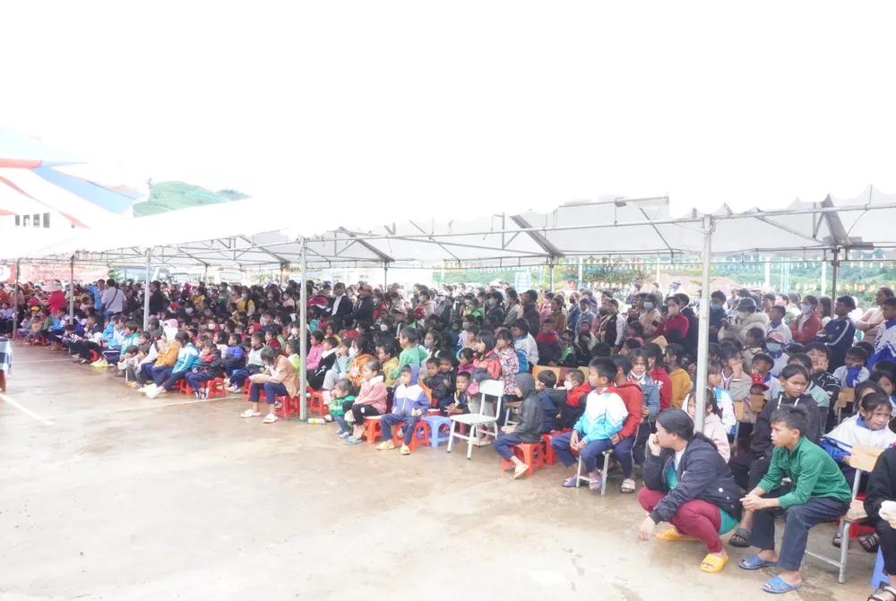 Học sinh, người dân đến tham gia chương trình