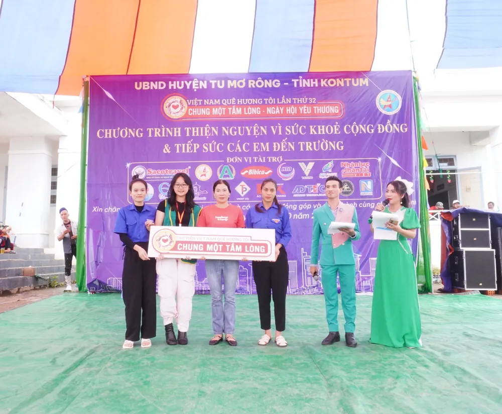 Tặng quà cho Trường Tiểu học Đắk Hà