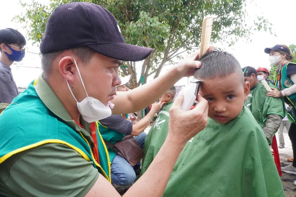 Cắt tóc cho trẻ em Xơ Đăng