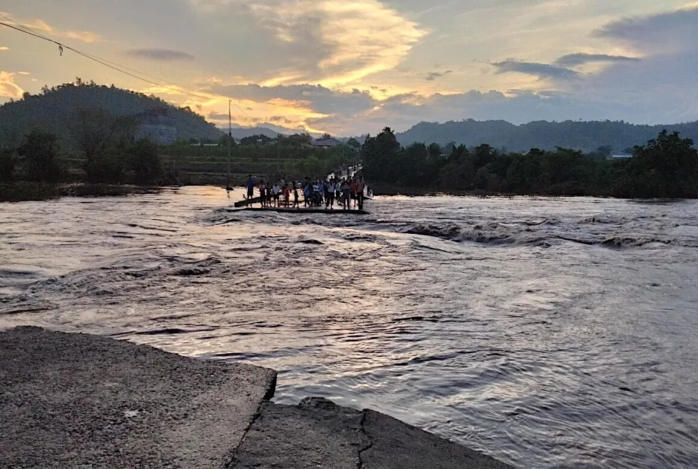 Ngầm tràn qua thôn Mơ Năng 2 bị nước lũ cuốn bay, cô lập 311 hộ dân