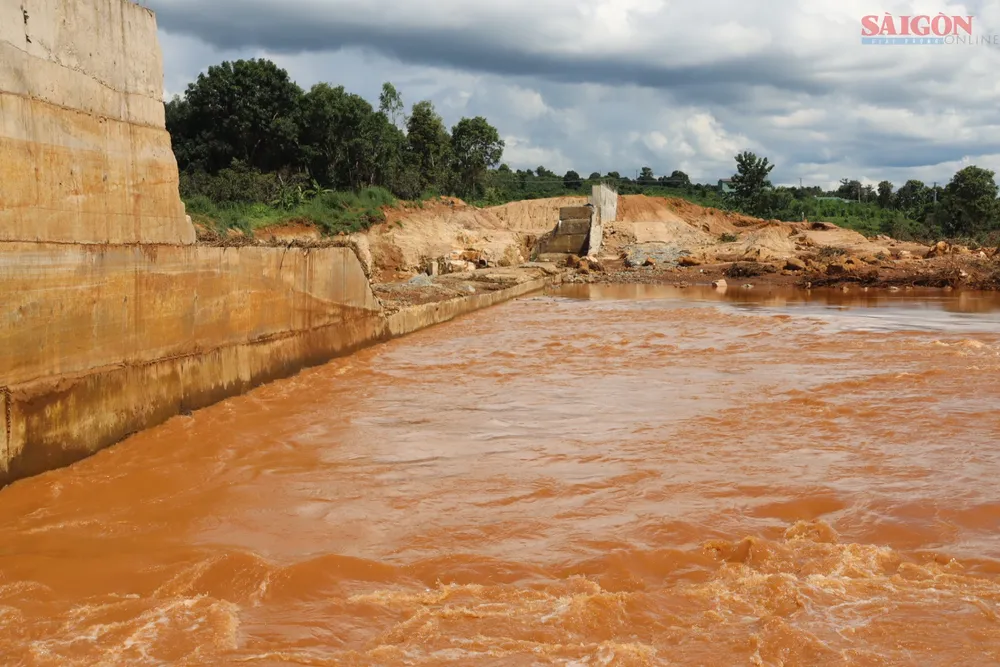 Nước chảy cuồn cuộn ở đập tràn