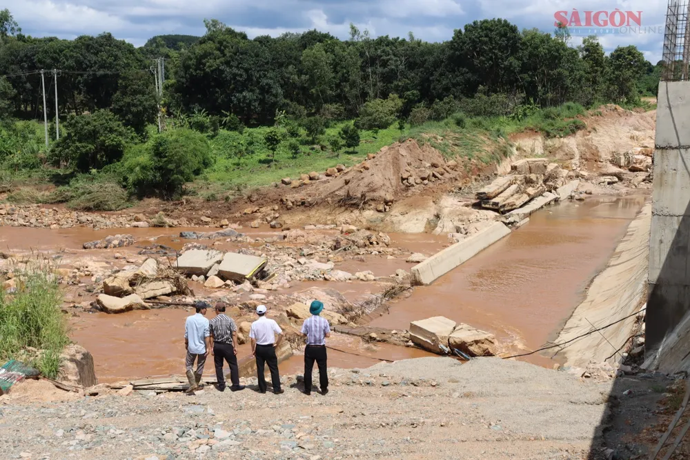 Đoàn công tác của Sở Công thương và huyện Chư Prông kiểm tra thực tế nơi xảy ra sự cố