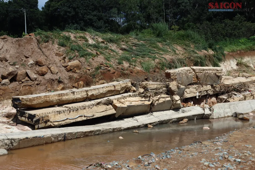 Bê tông bị đổ sập nằm một góc