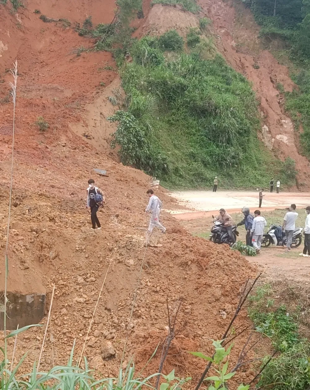 Sạt lở đèo Lò Xo. Ảnh: UBND xã Đắk Man