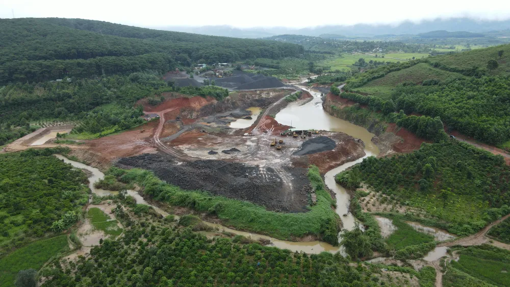 Toàn cảnh mỏ đá ở xã Hra