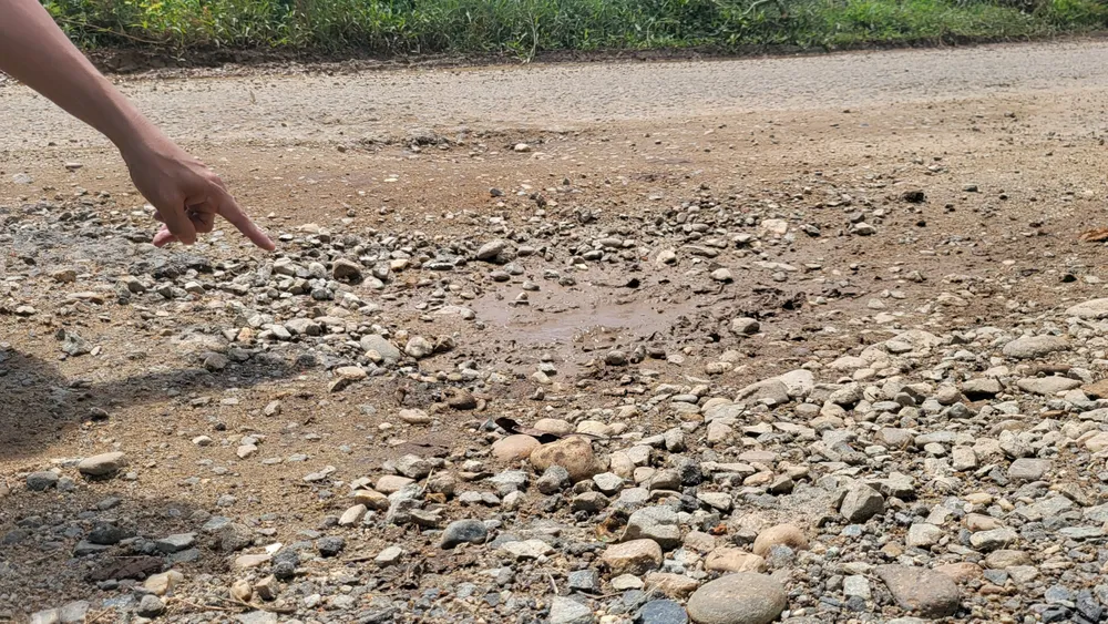 Một vị trí đường liên xã Ngọk Wang - Đắk Ui bị hư hỏng