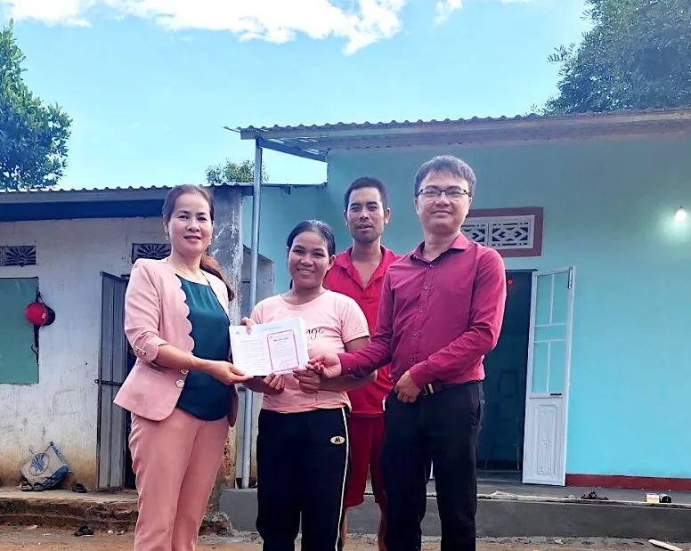 Hội Liên hiệp phụ nữ huyện Đắk Hà cùng UBND xã Đắk Pxi trao tiền hỗ trợ của bạn đọc Báo SGGP cho gia đình chị Y Khổ