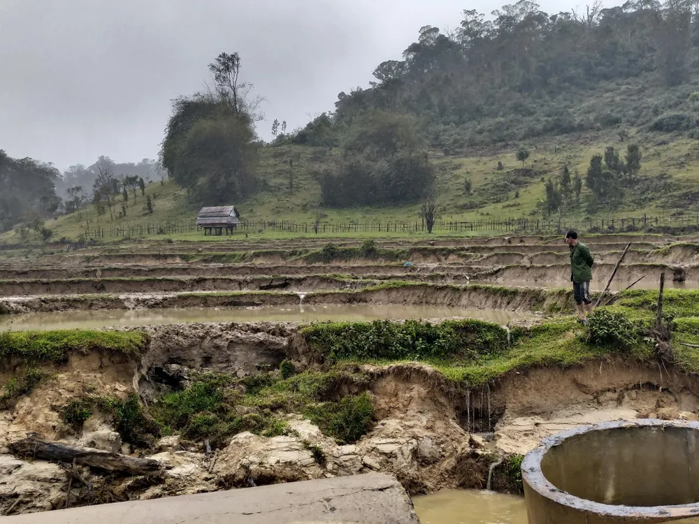 Quá trình thi công Thủy điện Đắk Re năm 2020 đã ảnh hưởng ruộng lúa của dân Quá trình thi công Thủy điện Đắk Re năm 2020 đã ảnh hưởng ruộng lúa của dân
