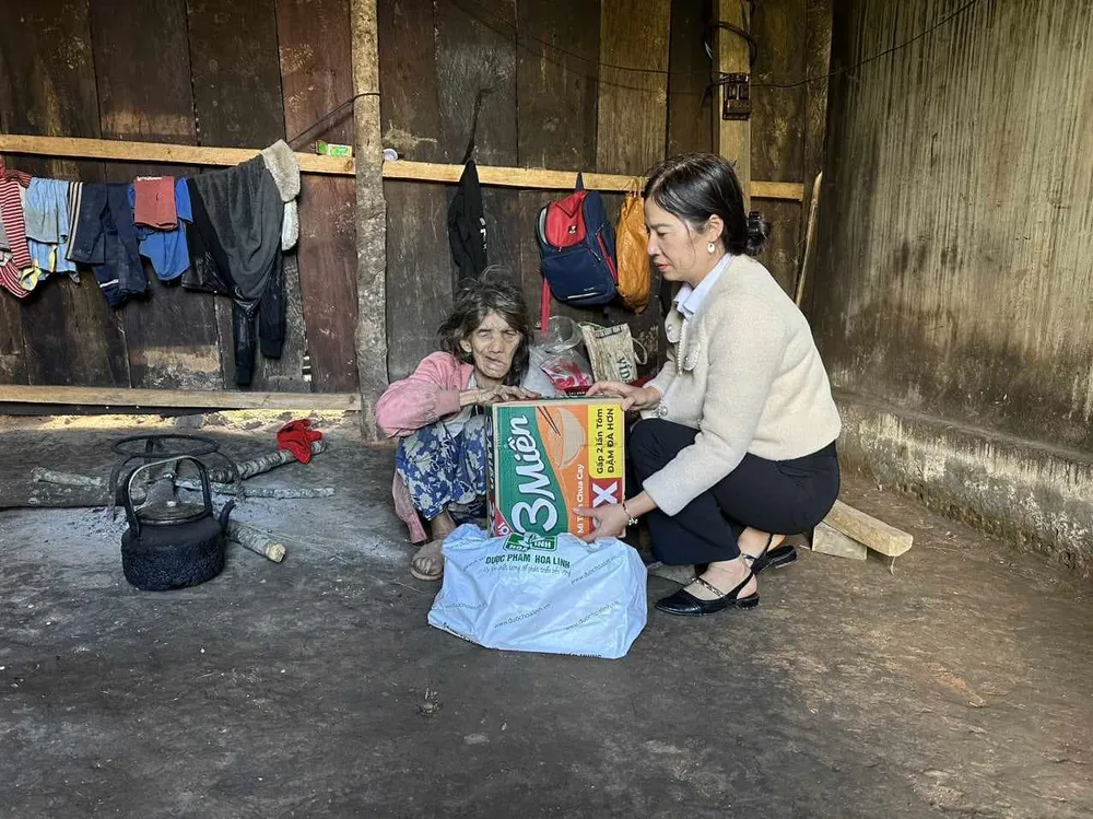 Thông qua Báo SGGP, cô Hồ Thị Thùy Vân tặng gạo, mì tôm, sữa cho cụ bà Y Buah Thông qua Báo SGGP, cô Hồ Thị Thùy Vân tặng gạo, mì tôm, sữa cho cụ bà Y Buah