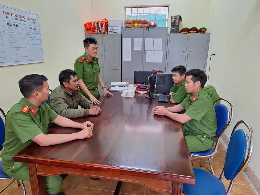 Công an huyện họp bàn phương án giải cứu người thất lạc. Ảnh: Công an huyện Kon Plông