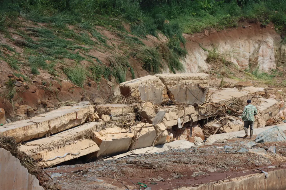 Phần tường bị vỡ