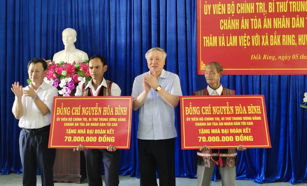 Đồng chí Nguyễn Hòa Bình tặng 2 căn nhà đại đoàn kết cho 2 hộ gia đình khó khăn về nhà ở.jpg