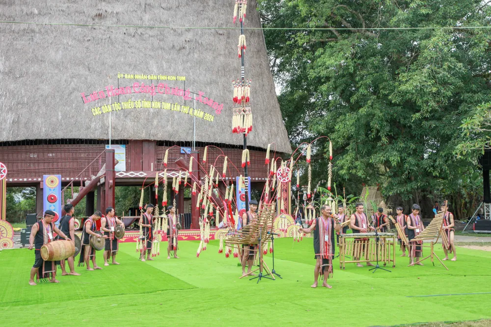 Phần thi cồng chiêng, xoang với tiết mục hát dân ca kết hợp nhạc cụ truyền thống.JPG