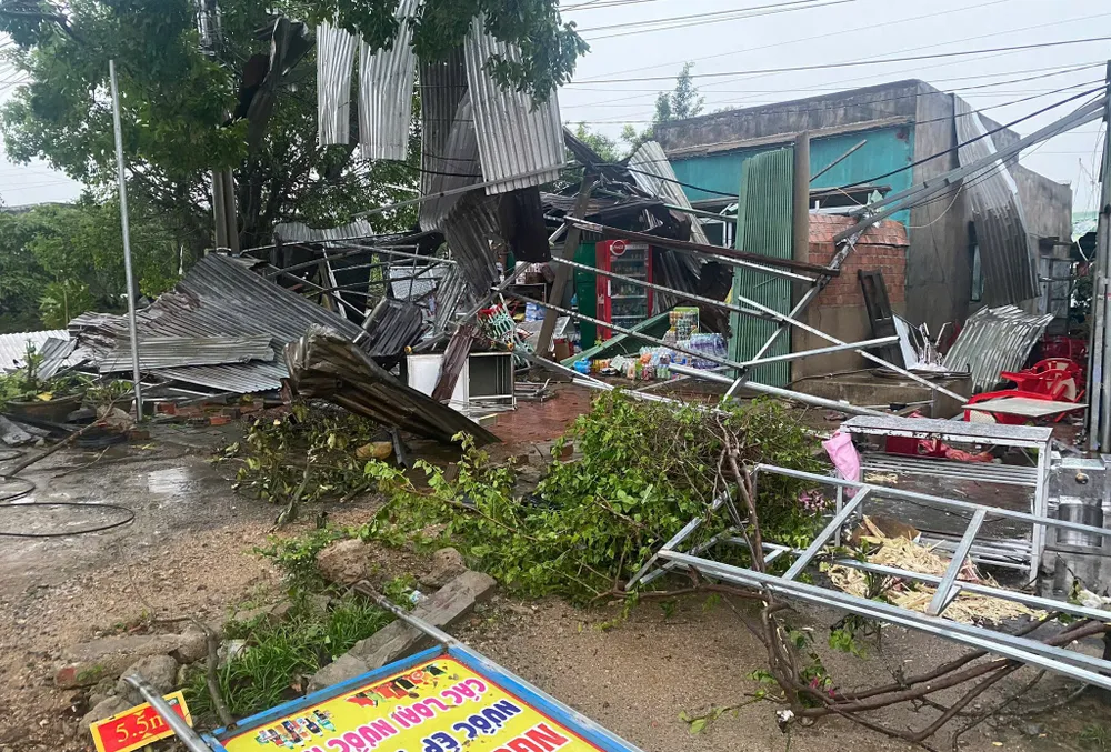 Mưa lớn làm tốc mái 38 căn nhà của người dân tại thôn 4 và làng Kuk Đak, xã An Thành.jpg