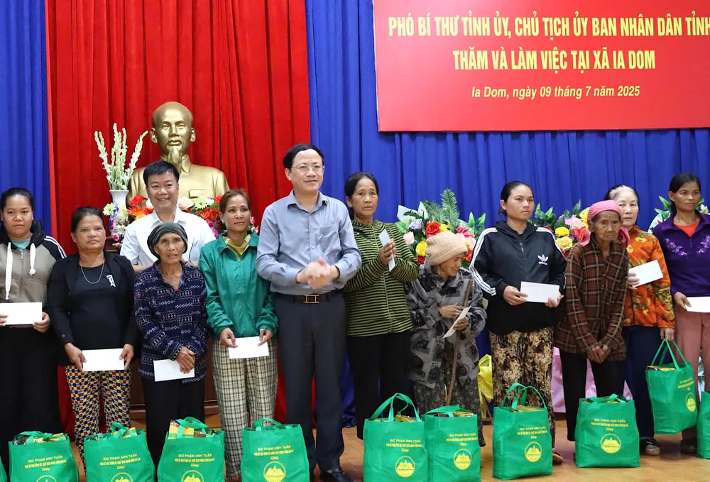 嘉莱省人委会主席范英俊向当地贫困少数民族同胞赠送礼物。