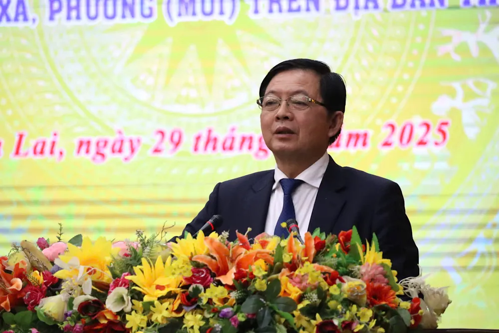 Ông Hồ Quốc Dũng, Bí thư Tỉnh ủy Gia Lai phát biểu giao nhiệm vụ cho 77 xã, phường. Ảnh: HỮU PHÚC