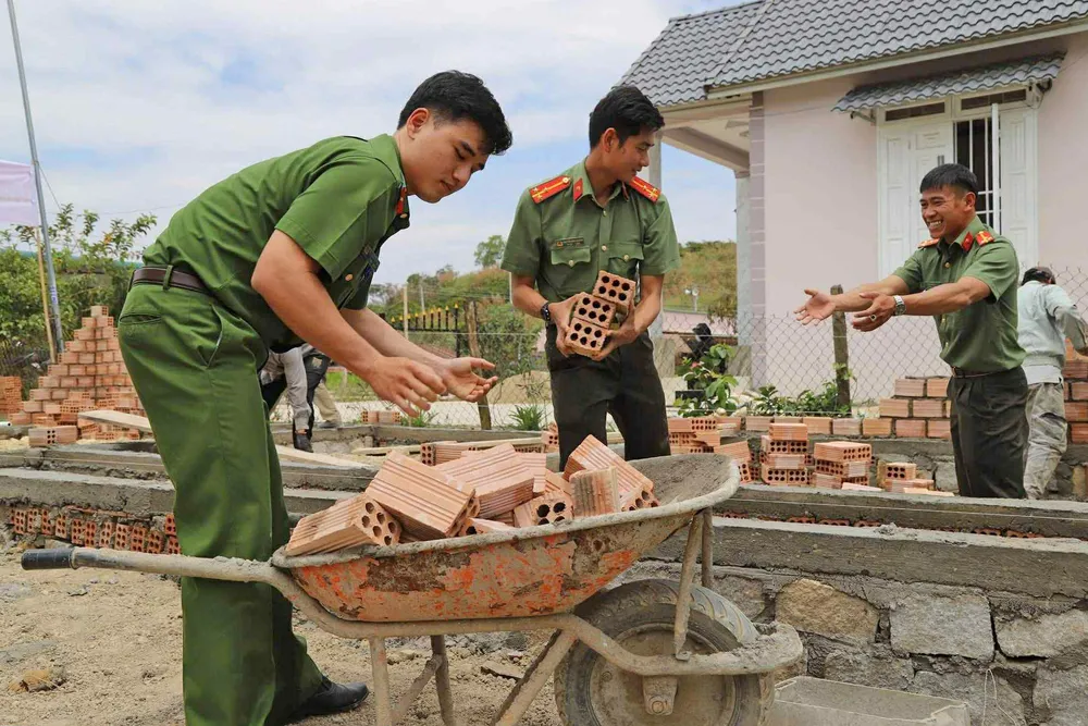 Ảnh 4 - Đoàn thanh niên Công an tỉnh Lâm Đồng góp công sức, xây nhà cho người dân xã Đam Rông 3, tỉnh Lâm Đồng.jpeg