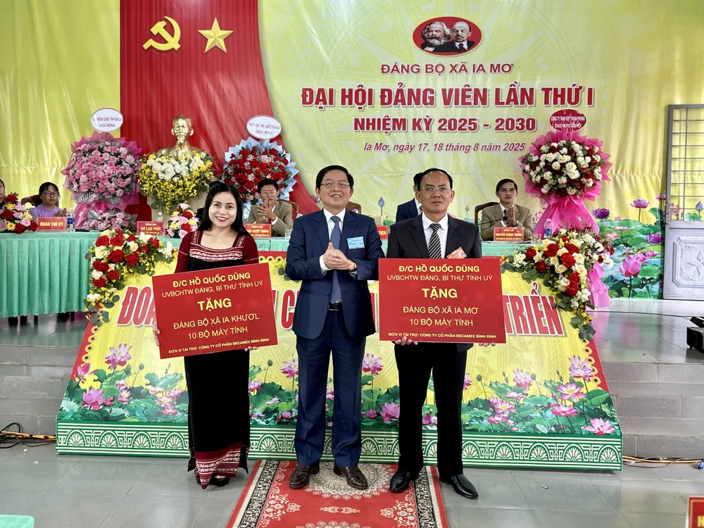 4. Đồng chí Bí thư Tỉnh uỷ Hồ Quốc Dũng tặng quà cho Đảng bộ xã Ia Mơ và Đảng bộ xã Ia Khươl. Ảnh Hà Duy.jpg