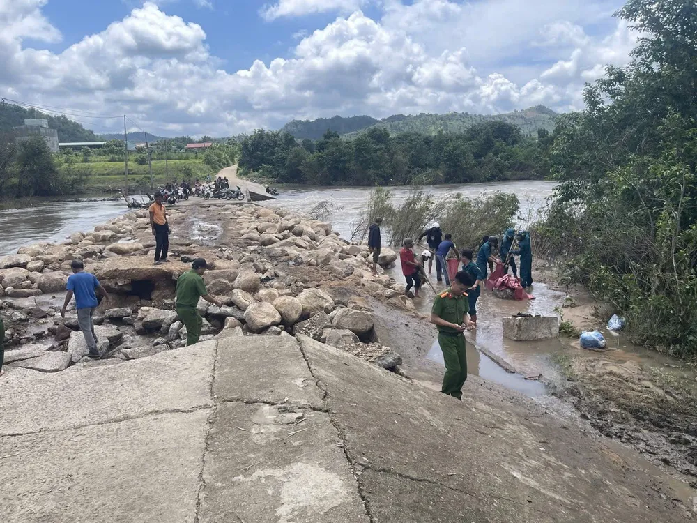 Lực lượng công an cùng người dân tham gia khắc phục